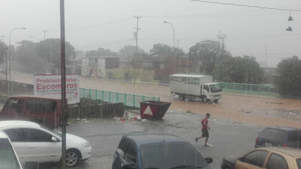 Lluvias en Vargas dejan dos muertos y tres lesionados