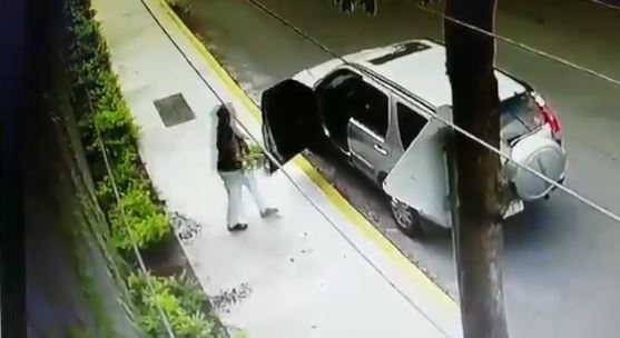 Pillan a mujer que se bajó de su carro para llevarse las matas de edificio en Altamira (VIDEO)