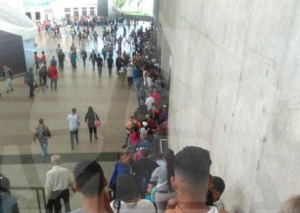 ¡Impresionante! Gigantescas colas para comprar los boletos del Metro de Caracas #14Sep (foto)