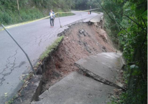 Colapsó vialidad en Las Minas debido a fuertes lluvias #27Sep