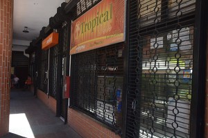 Comerciantes de Vargas obligados a cerrar por constantes apagones