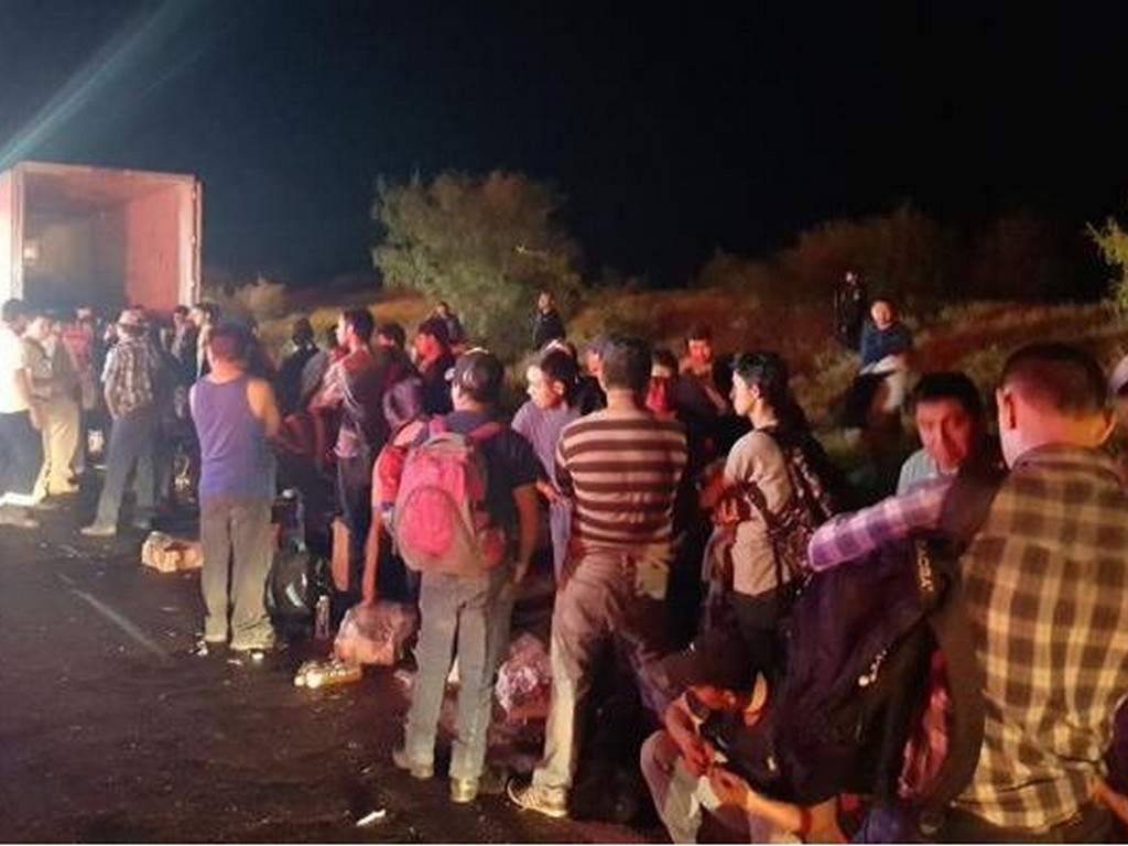 Rescatan a 119 migrantes que viajaban hacinados en norte de México