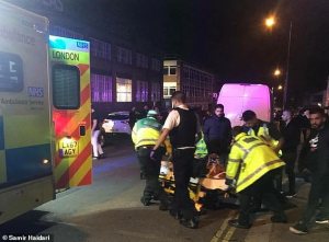 Un vehículo atropella y hiere a tres personas ante una mezquita en Londres