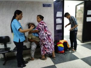 Paciente se iba a lanzar del segundo piso del Hospital de San Cristóbal (Video)