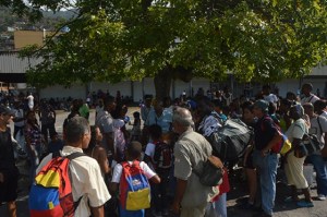 Pasajeros de La Costa en Vargas amotinados después de nueve horas de espera