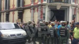 Trabajadores protestan frente a Cancillería por eliminación del tabulador salarial (video)