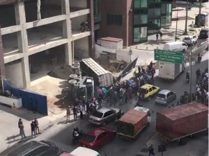 EN VIDEO: Un camión cayó sobre un carro en El Rosal, una persona atrapada #18Sep