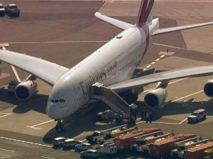 Avión de Emirates en cuarentena al llegar a Nueva York: 100 pasajeros con fiebre alta y tos