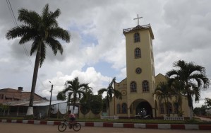 Iglesia católica de Colombia suspende a 15 sacerdotes por abuso sexual