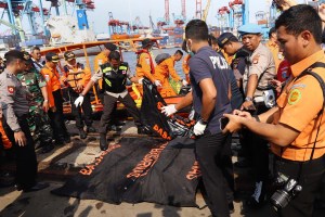 Encuentran cadáveres entre los restos del avión de Lion Air estrellado