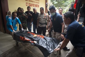 Socorristas hallan más restos humanos del avión accidentado en Indonesia (Fotos)