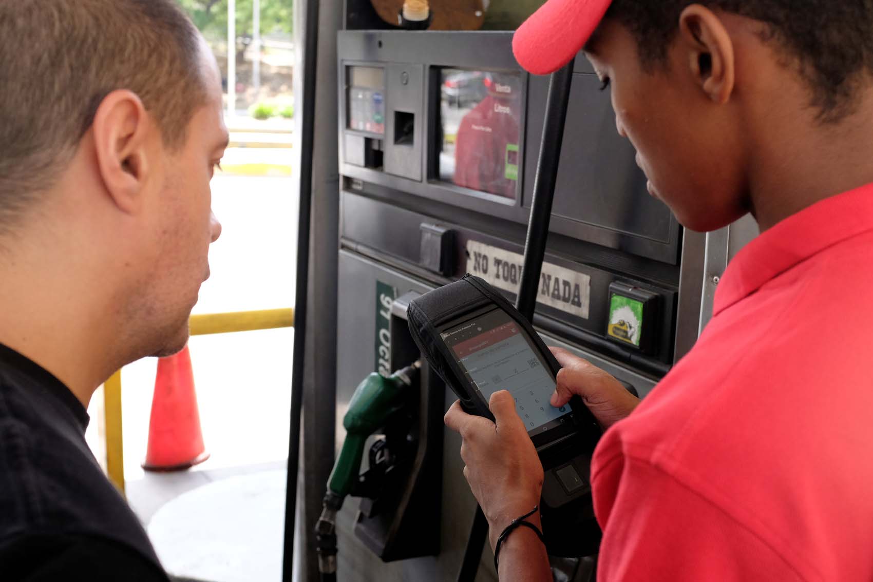 Conductores se niegan a participar en la prueba del sistema biopago de la gasolina