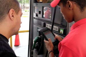 Maduro asegura que dará precio de la gasolina cuando concluyan pruebas del sistema biopago