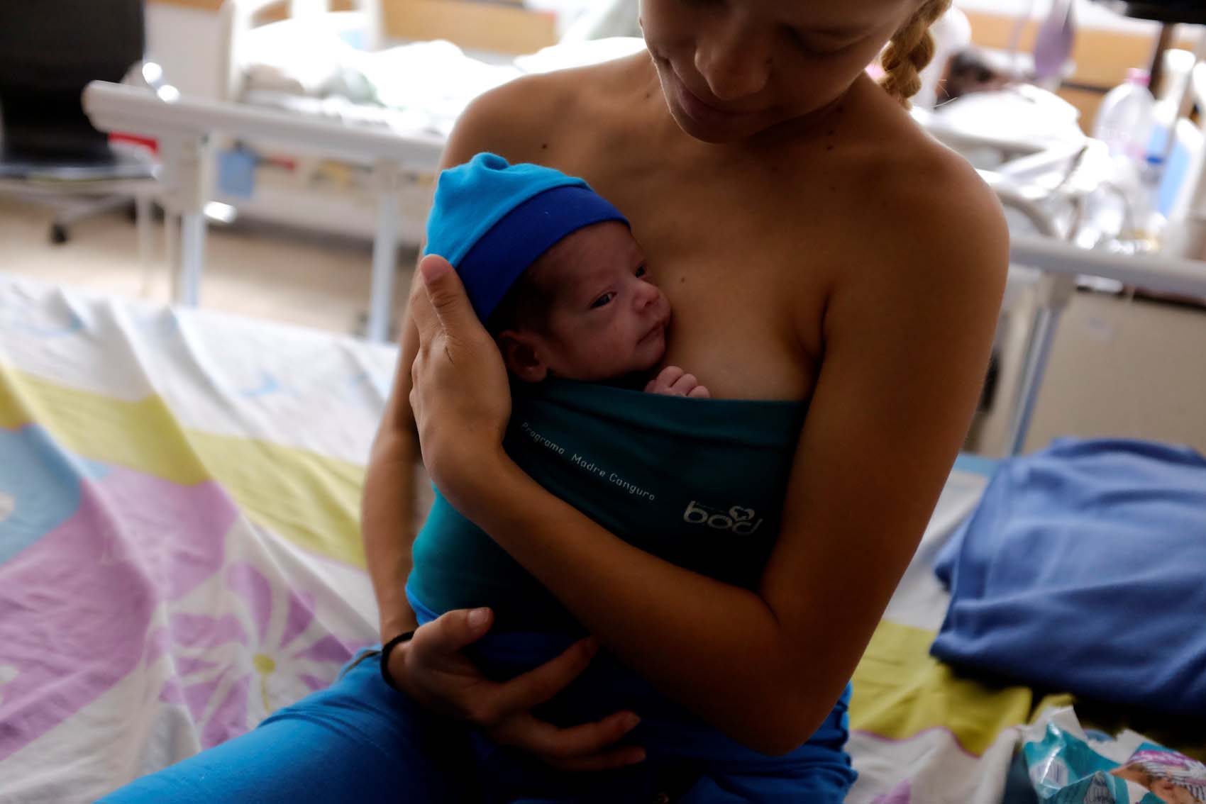 Ante falta de incubadoras, la Maternidad Concepción Palacios impulsa método mamá-canguro (fotos)