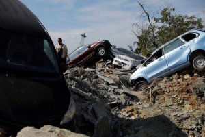 Autoridades elevan a 1.571 los muertos por terremoto y tsunami en Indonesia
