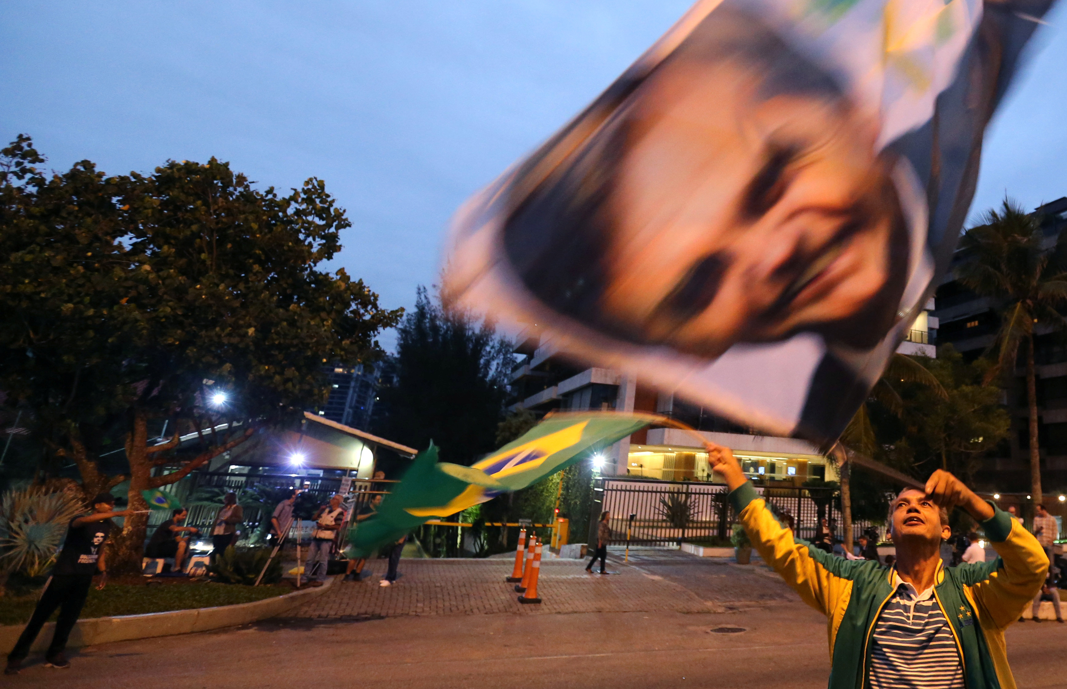 Una carrera de tuits marca horas previas a las elección en Brasil