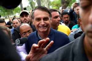 Bolsonaro lidera con 58 % primer sondeo para segunda vuelta en Brasil