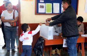 Peruanos acuden a las urnas para elegir a sus autoridades regionales y municipales