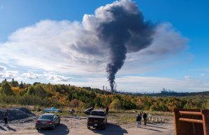 Fuego, columnas de humo y algunos heridos: La refinería más grande de Canadá  sufre un atroz incendio (Fotos)