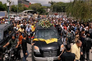 FOTOS: Venezolanos acompañaron a pie el cortejo fúnebre de Fernando Albán hacia el Cementerio del Este