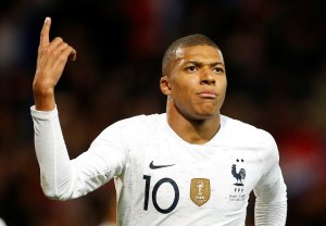 Con los pies en la tierra: Mbappé dice que no se puede comparar con Messi y Ronaldo