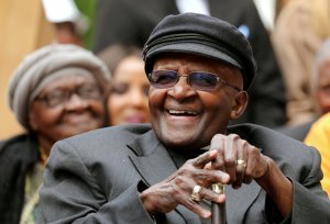 El nobel sudafricano Desmond Tutu se recupera en casa tras hospitalización