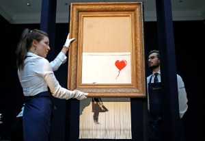 Confirman la venta de la obra destruida de Banksy, ahora con nuevo nombre (fotos)