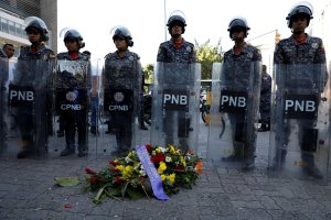 Piquete de la PNB impide protesta en la sede del Sebin (Video)