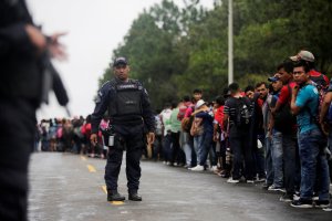 Policía mexicana refuerza vigilancia en la frontera en espera de caravana migrante hondureña