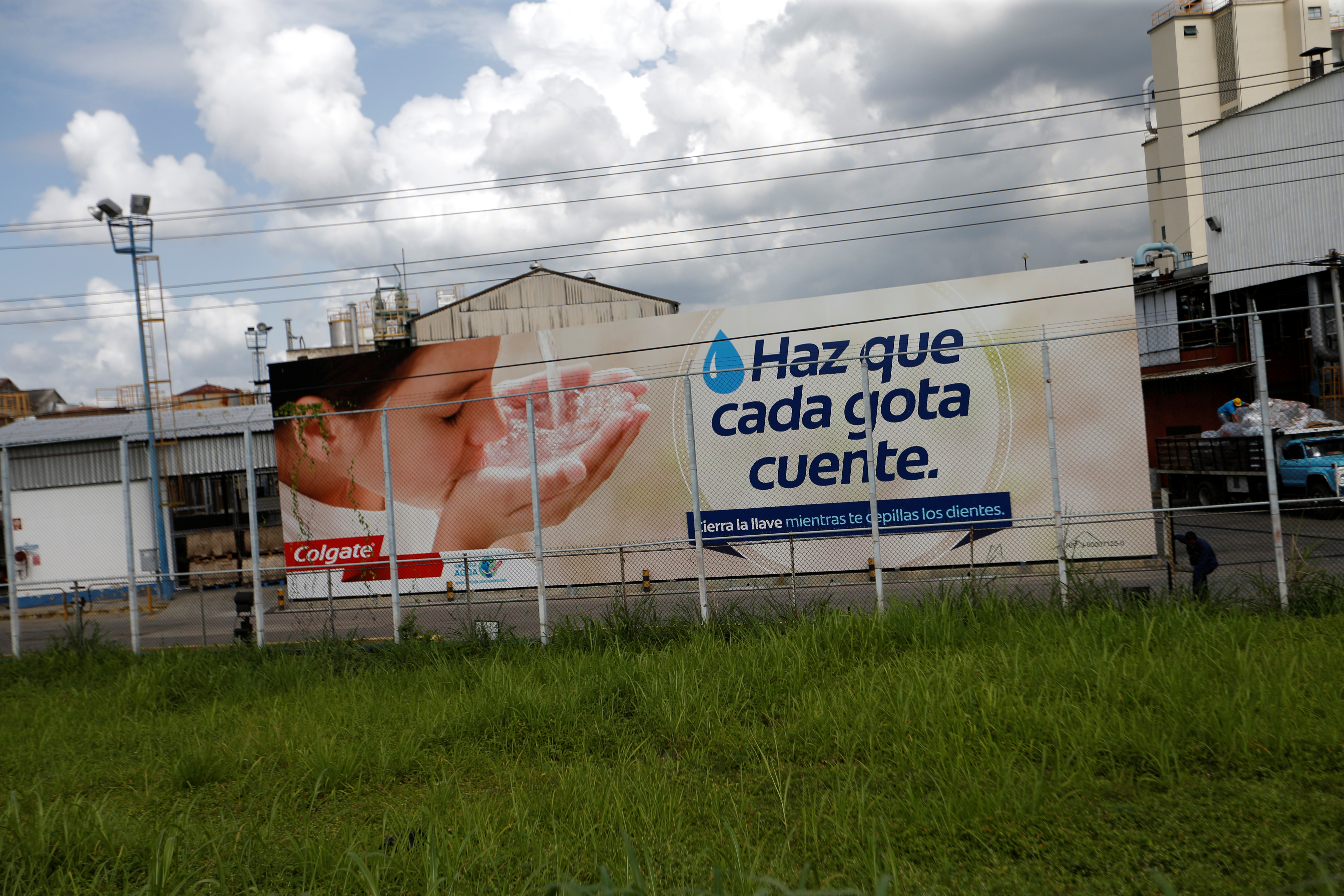Colgate paraliza planta venezolana por falta de cajas tras salida de Smurfit Kappa, según sindicalista
