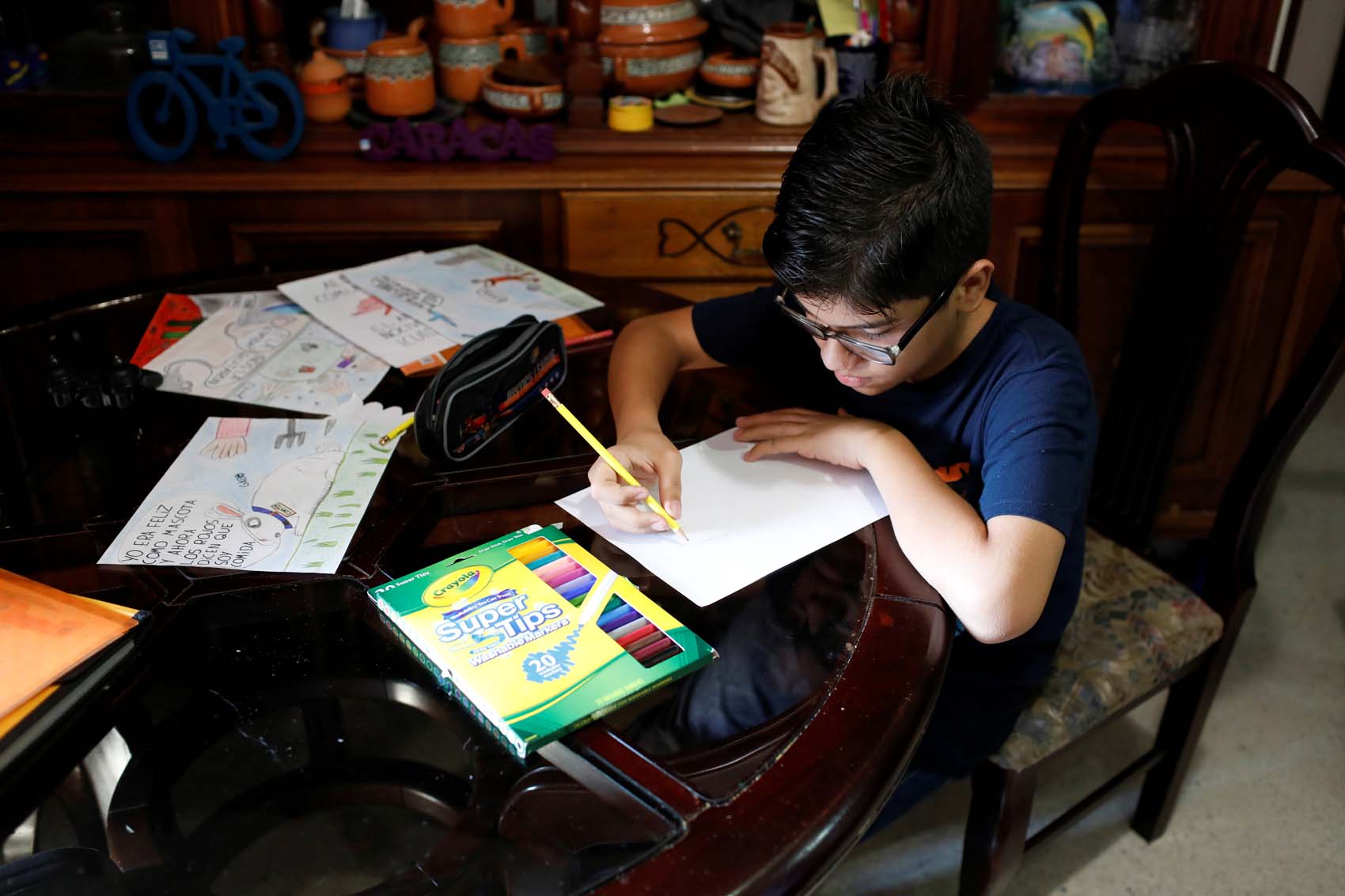 Gabo, el niño que con sus caricaturas retrata la crisis en Venezuela