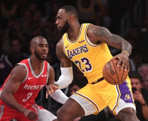 Debut de LeBron James en Los Ángeles terminó con tensión y derrota de Lakers (Video)