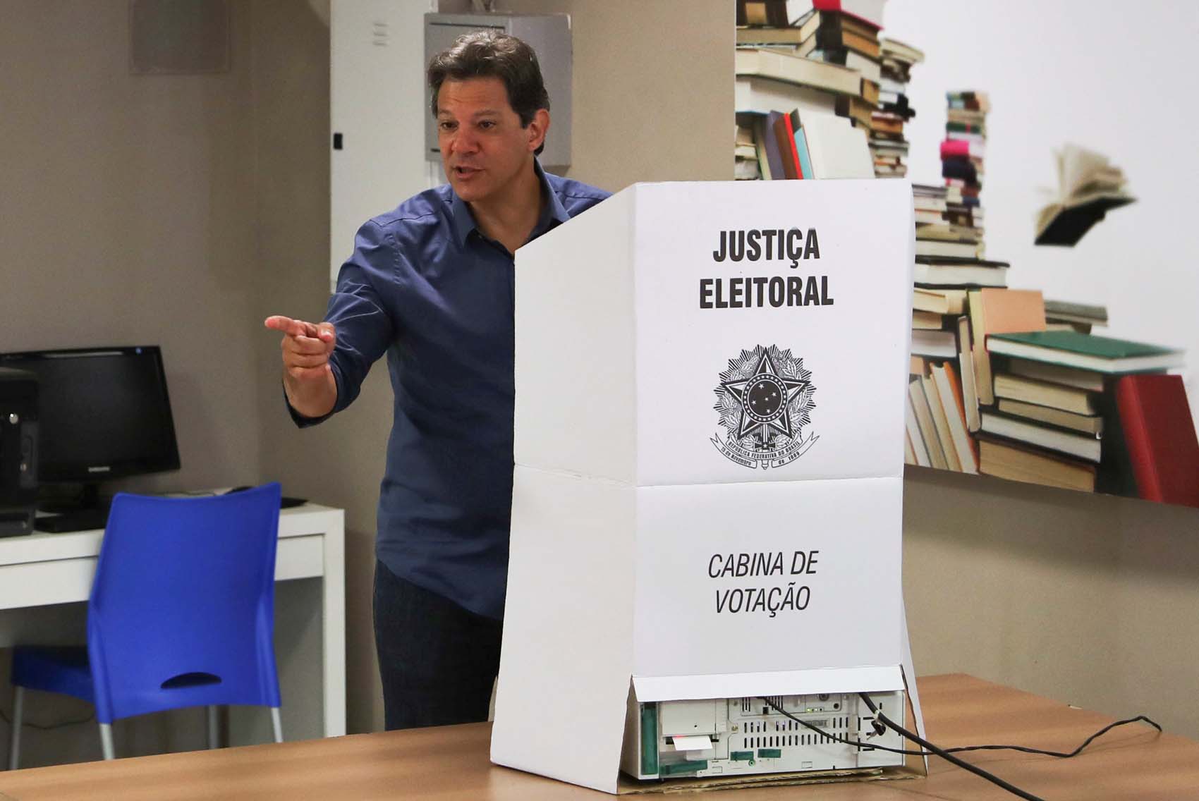 Haddad vota confiado y advierte que la democracia en Brasil está en riesgo