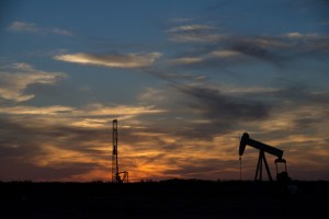 Los gigantes del petróleo estudian bajar su producción ante la caída de precios