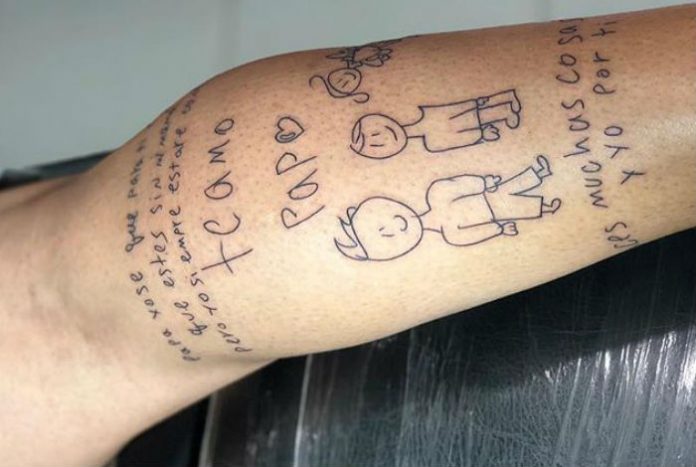 Futbolista colombiano se tatúa conmovedor dibujo de su hijo tras fallecimiento de su madre