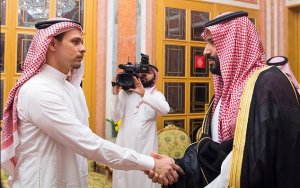 Rey y príncipe heredero saudíes reciben a familiares de Khashoggi