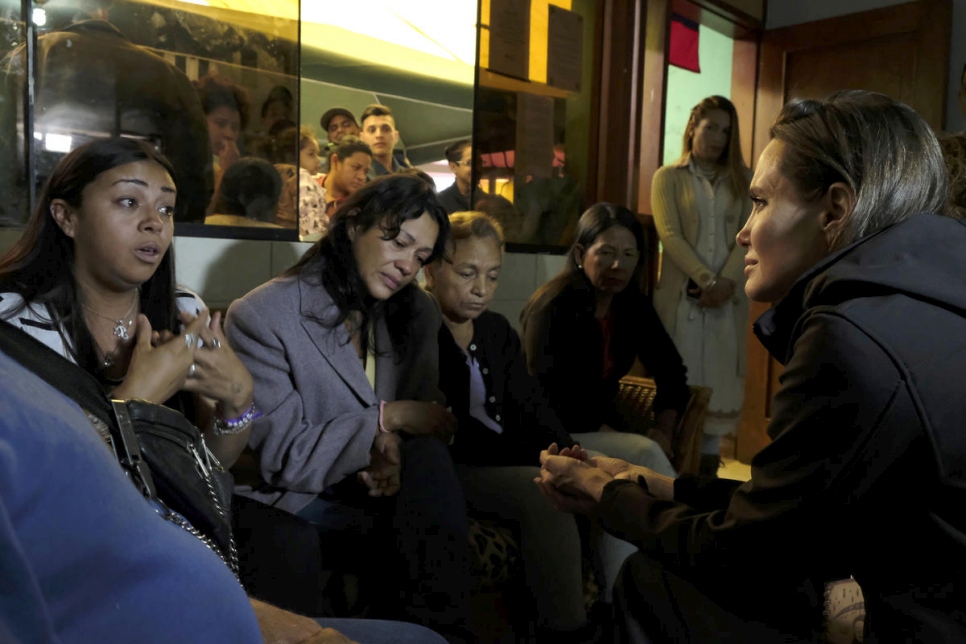 Angelina Jolie visitó comedor para inmigrantes venezolanos en Tumbes, Perú (Video)