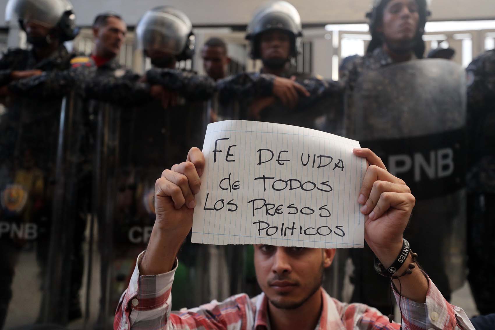 Régimen chavista libera a 18 presos políticos antes de la visita de Bachelet