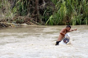 FOTOS: Por las trochas y cruzando el peligroso río Táchira, venezolanos huyen del hambre