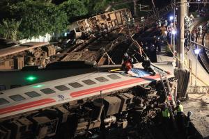Tren que descarriló en Taiwán tuvo problemas con el sistema eléctrico