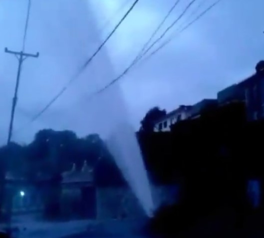 Colapsa tubería de agua potable en Carrizal #20Oct (Video)