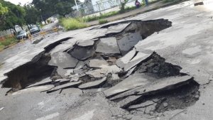 Reportan un mega hueco en Cagua tras fuertes lluvias (fotos)