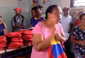 Maestra exige a sus alumnos agradecer a Maduro la entrega del “morralito escolar” (Video)