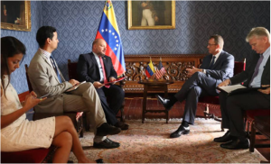Gobierno bolivariano califica de “injerencia” declaraciones Kevin Whitaker sobre crisis en Venezuela