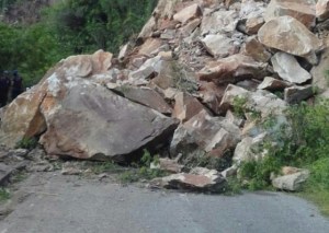 Cerrada la carretera Ocumare-Cata por desprendimiento de rocas #14Oct (fotos)