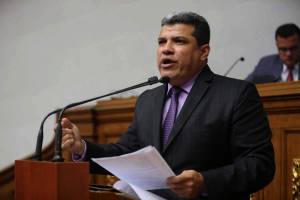 “¡Siéntate!”: El diputado Clap, Luis Parra, baja la cabeza ante las órdenes del chavismo (VIDEO)