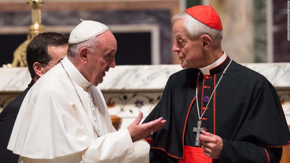 El papa acepta renuncia de arzobispo de Washington acusado de encubrir abusos