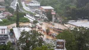 Diversos sectores de Los Teques quedaron inundados tras las fuertes lluvias #18Oct
