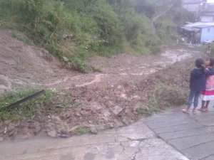 Reportan deslizamiento de tierra en el sector San José de Las Flores Alto en Mérida (Fotos)