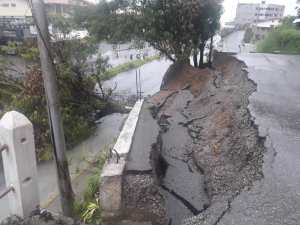 Reportan deslizamiento de tierra en avenida Los Próceres de Mérida por las lluvias de este #22Oct